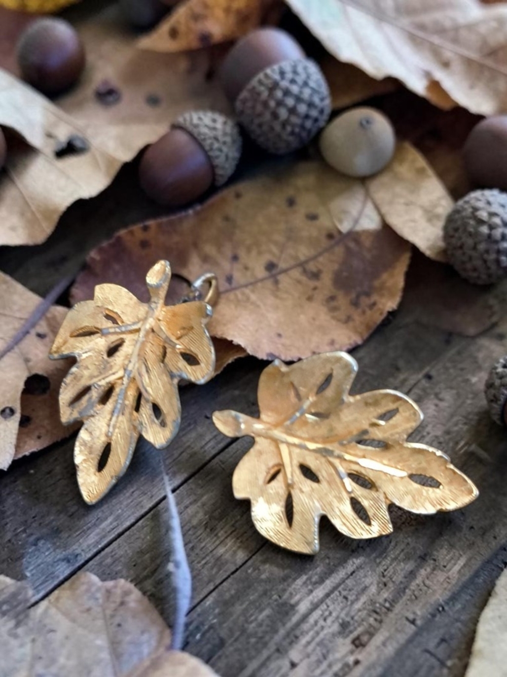 Vtg Goldtone Leaf Dangle Earrings